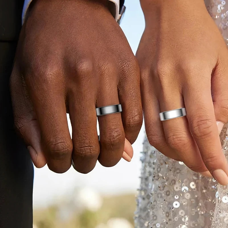 Two smart rings (R09) in black and silver metal bands worn on two hands