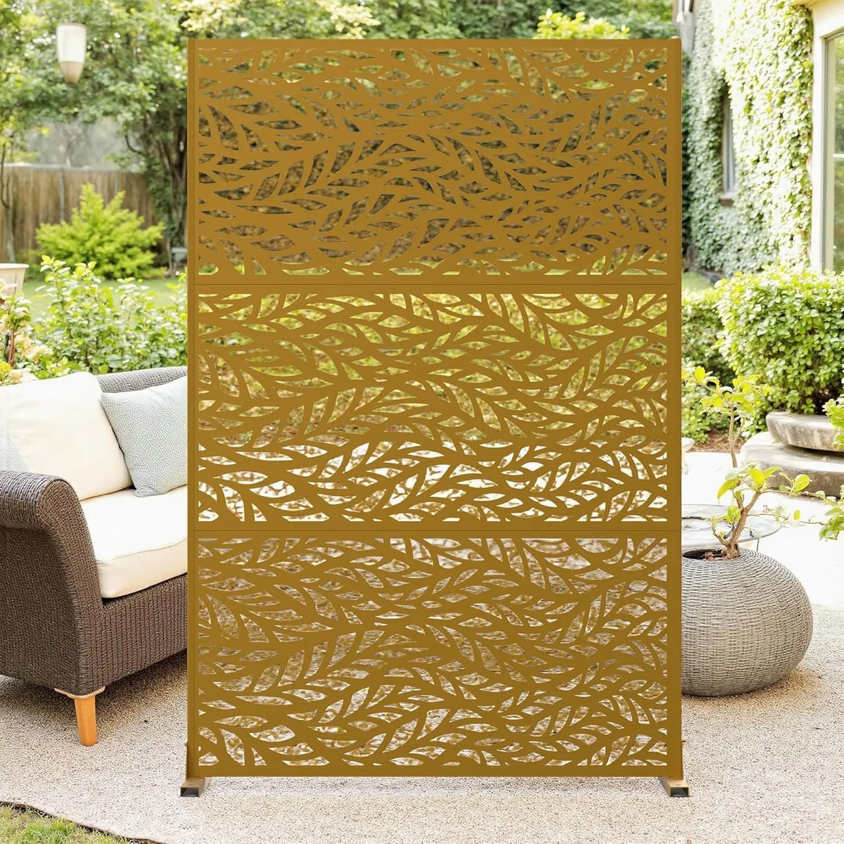 Decorative garden privacy screen with stand in gold metal finish, 120x183 cm.